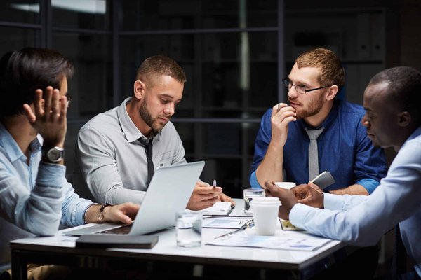 Quelles sont les techniques avancées de réduction de la latence dans les applications de trading haute fréquence ?